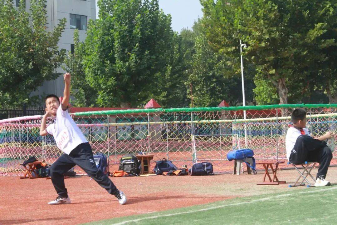 爱游戏官方-场面火爆！田径观众席沸腾不已