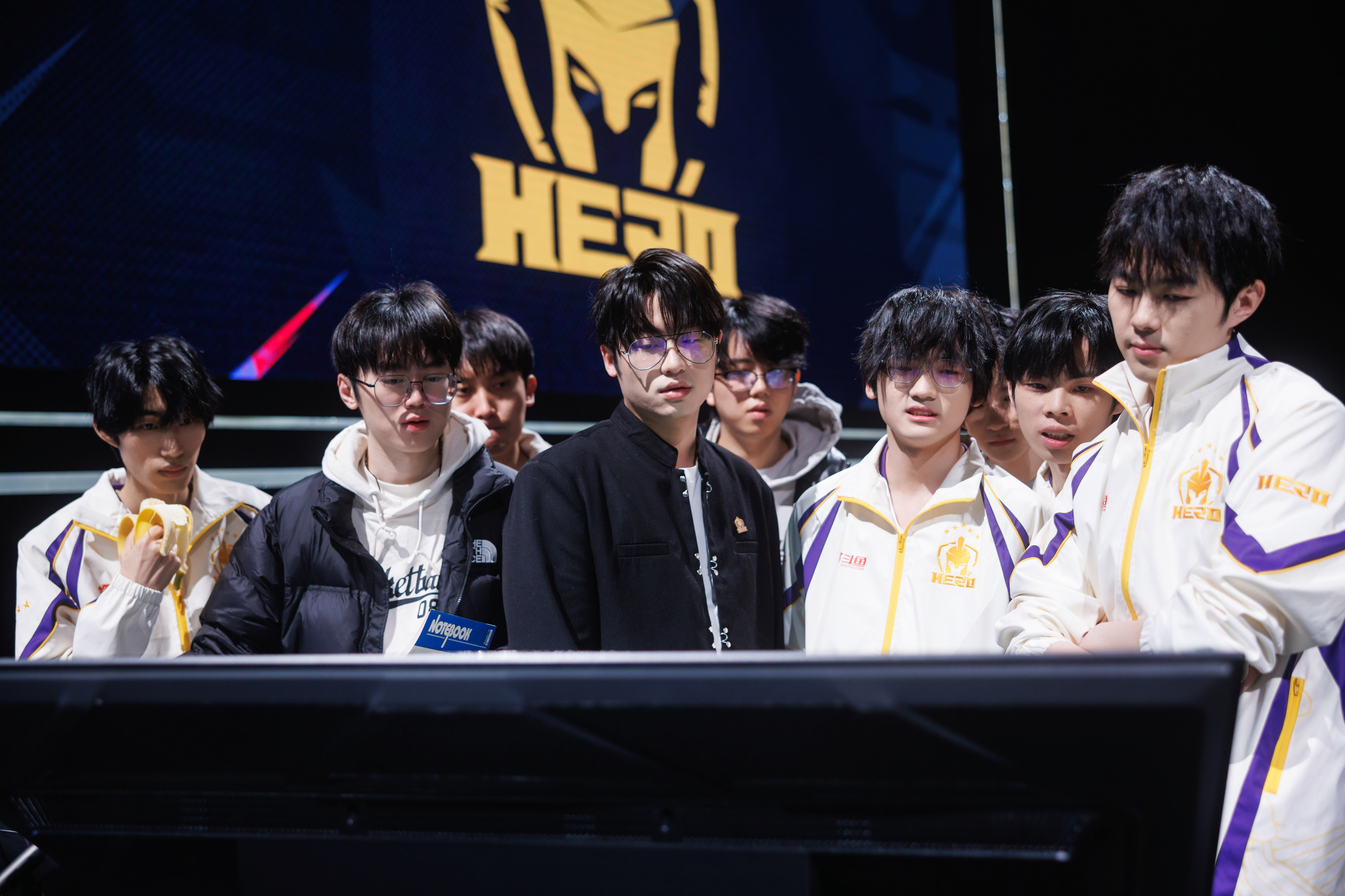 包含王者荣耀明星选手受伤退赛，引发热议的词条