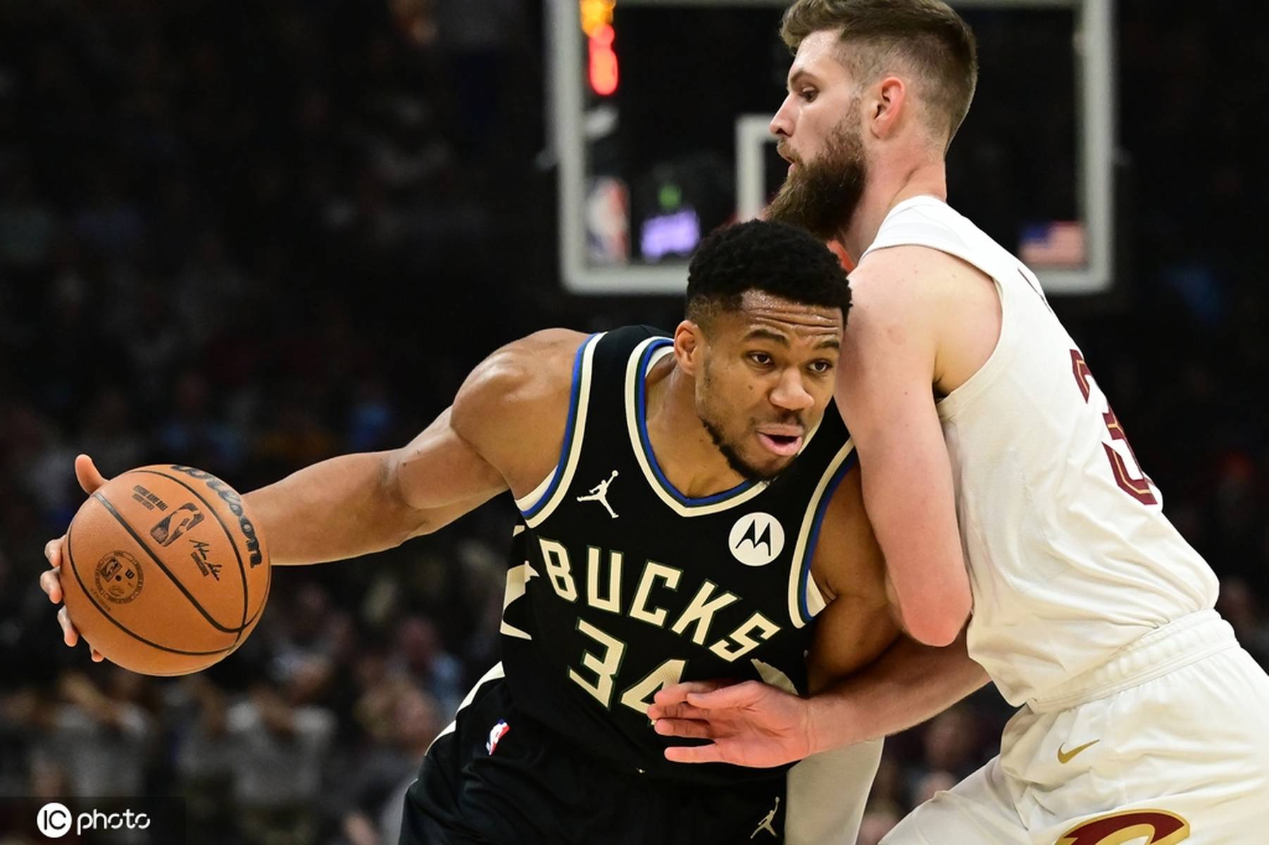 爱游戏tv-雄鹿轻取广东队，莫兰特关键制胜